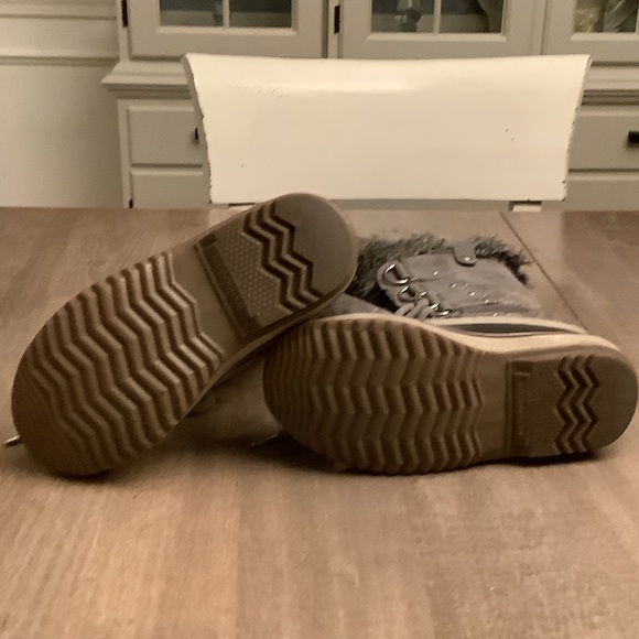 Sorel Joan of Arc Gray Fur-Trimmed Winter Boots - Picture 5 of 9